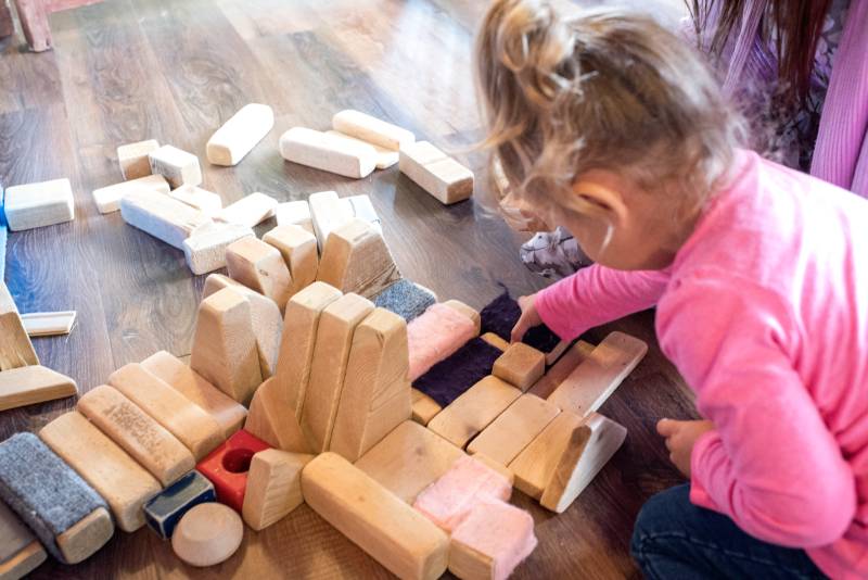 enfant jouant avec des blocs